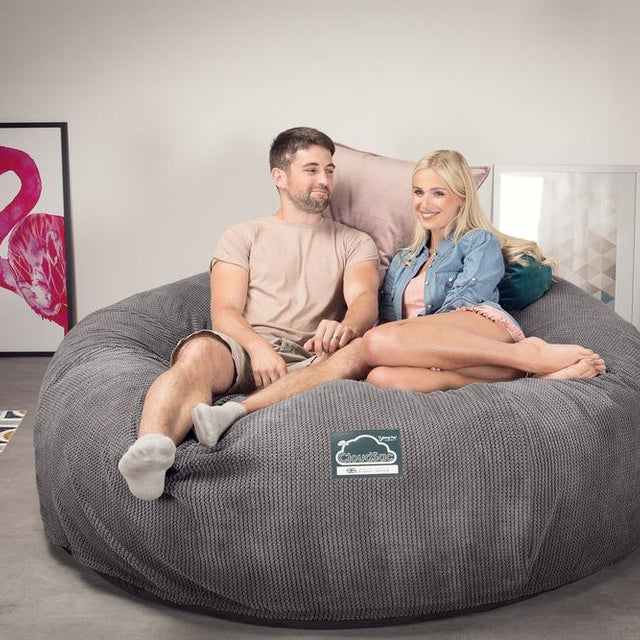 LOUNGE PUG, CloudSac 3000 XXL, Een King Size Zitzak Bank met Vezel-latex Vlokvulling, Pompom Antraciet