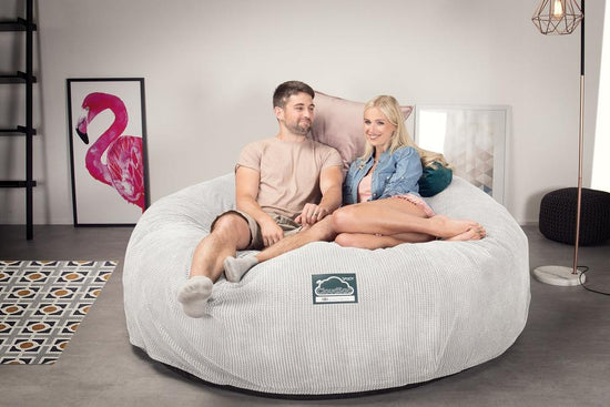 LOUNGE PUG, CloudSac 3000 XXL, Een King Size Zitzak Bank met Vezel-latex Vlokvulling, Pompom Crème