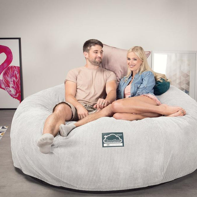 LOUNGE PUG, CloudSac 3000 XXL, Een King Size Zitzak Bank met Vezel-latex Vlokvulling, Pompom Crème