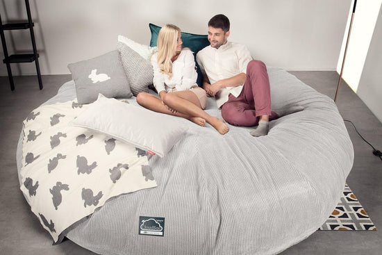 LOUNGE PUG, CloudSac 5000 XXXXXL, Een Titanic Zitzak Bank met Vezel-latex Vlokvulling, Pompom Crème