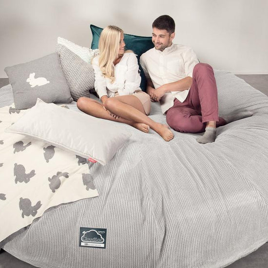 LOUNGE PUG, CloudSac 5000 XXXXXL, Een Titanic Zitzak Bank met Vezel-latex Vlokvulling, Pompom Crème
